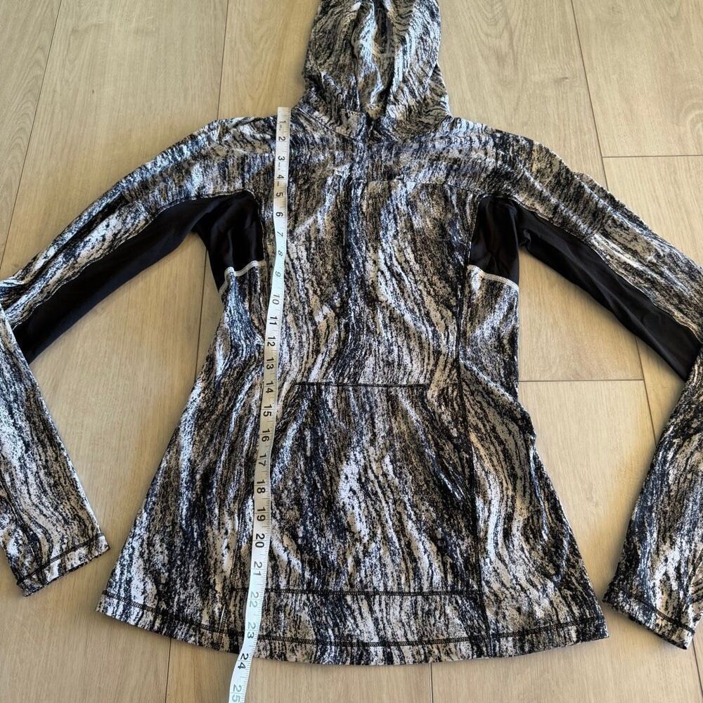 Lululemon Runbeam Hoodie black white long sleeve top Running Texture Twist 4/6 - Picture 2 of 8